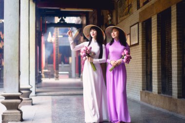 Vietnamlı güzel Vietnamlı kadın Ao Dai beyaz geleneksel Vietnam elbisesi, Ho Chi Minh şehri Vietnam