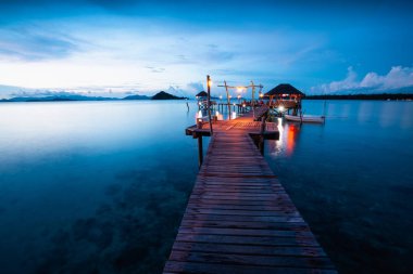 Alacakaranlıktaki tahta köprü Koh Mak, Trat Tayland