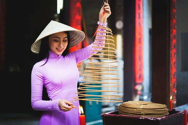 Mulher Vietnamita Vestido Tradicional Orando Com Pau Incenso Pote Ardente — Fotografia de Stock
