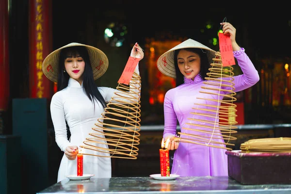 Wietnamskie Kobiety Tradycyjnych Strojach Modląc Się Kadzidła Trzymać Płonący Puli — Zdjęcie stockowe