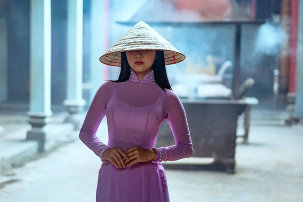 Mulher Vietnamita Bonita Dai Vestido Branco Tradicional Vietnam Cidade Chi — Fotografia de Stock