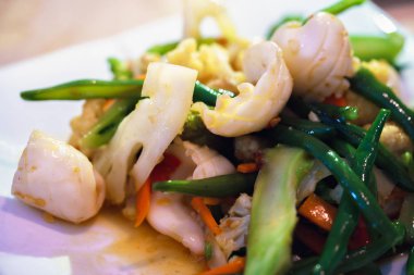 Kızarmış kalamar biber ile karıştırın