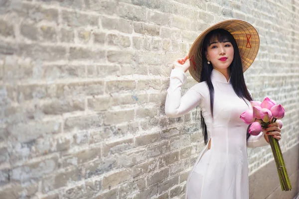 Mulher Vietnamita Bonita Branco Dai Vestido Tradicional Vietnã Cidade Chi — Fotografia de Stock