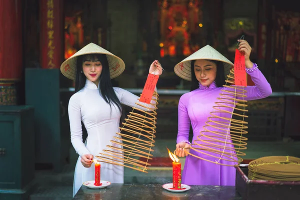 Mulher Vietnamita Vestido Tradicional Orando Com Pau Incenso Pote Ardente — Fotografia de Stock