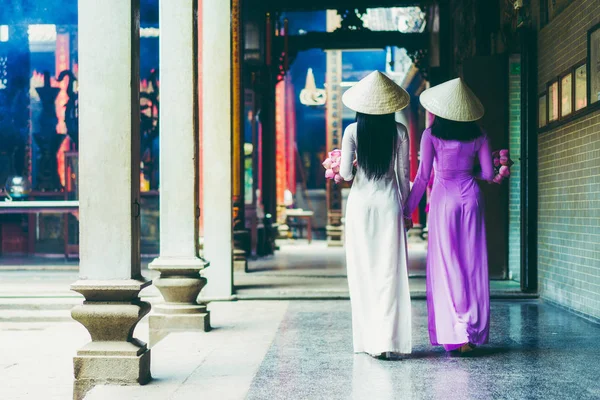 Hermosa Mujer Vietnamita Dai Vestido Blanco Tradicional Vietnam Ciudad Chi —  Fotos de Stock