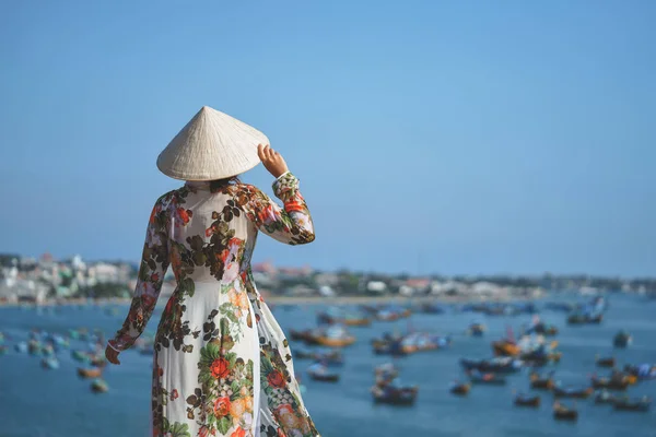 Vietnamita Signora Con Dai Vietnam Abito Tradizionale Cappello Conico Aspettare — Foto Stock