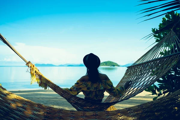Женщина Туристка Качающаяся Хаммоке Тропическом Пляже Мак Таиланд — стоковое фото