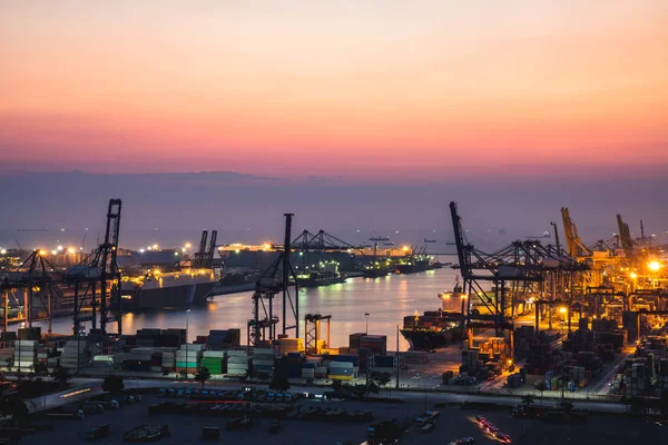 Contenedor Buque Carga Carga Con Puente Grúa Trabajo Astillero Atardecer — Foto de Stock