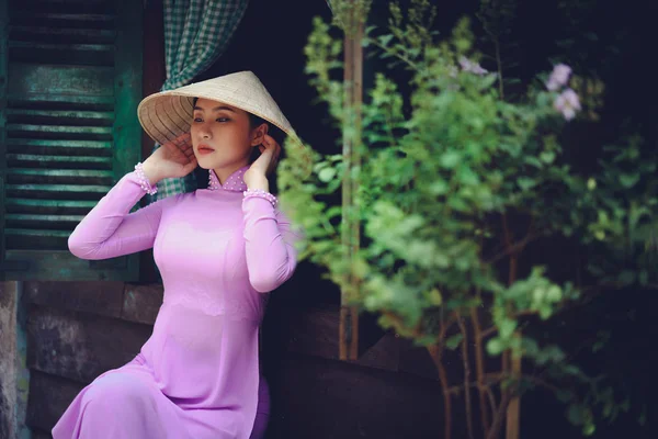 Hermosa Mujer Vietnamita Dai Vestido Tradicional Vietnam Ciudad Chi Minh — Foto de Stock