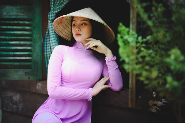 Vietnam Geleneksel Dai Elbisesi Içindeki Güzel Vietnamlı Kadın Chi Minh — Stok fotoğraf