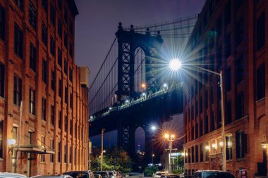 Gece karanlığında, Nyc ABD iki tuğla binalar tarafından alınmış bir dar sokak görüldü Brooklyn Köprüsü