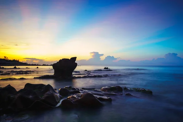 Konstiga Stenar Och Mossa Morgonen Vid Thach Beach Tuy Phong — Stockfoto