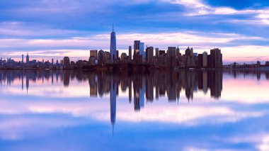 Manhattan siluetinin yansıması, New york ABD ile