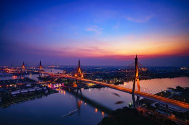 Güzel köprü ve nehir manzaraları gün batımında kuş bakışı, Bangkok Tayland