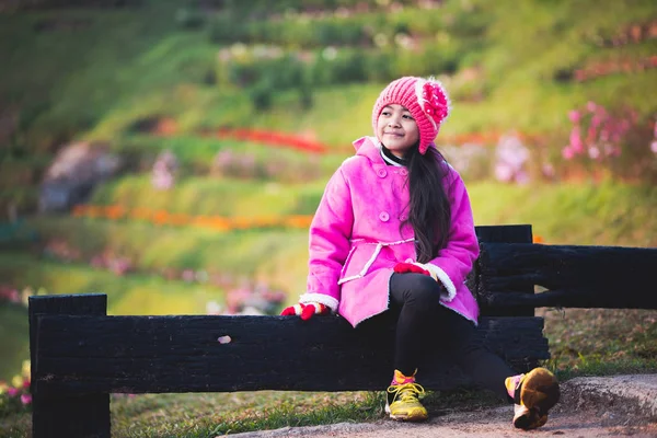 Petite Fille Portant Des Vêtements Dans Journée Hiver Portrait Extérieur — Photo