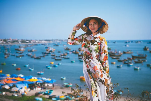 Vietnamita Signora Con Dai Vietnam Abito Tradizionale Cappello Conico Aspettare — Foto Stock