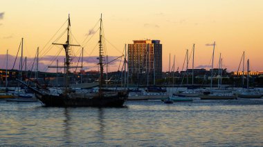 Boston limanında demirli yelkenli, Boston Massachusetts ABD