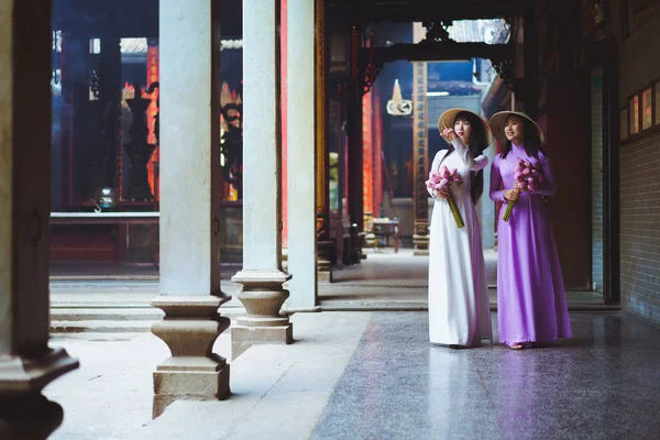 Mulher Vietnamita Bonita Dai Vestido Branco Tradicional Vietnam Cidade Chi — Fotografia de Stock