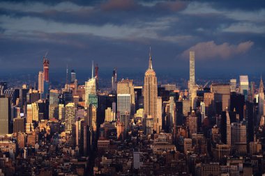 Günbatımında şehir gökdelenleri olan New York City silueti, New York, ABD
