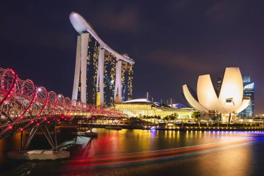Singapur manzarası, gece karanlığında defne Marina