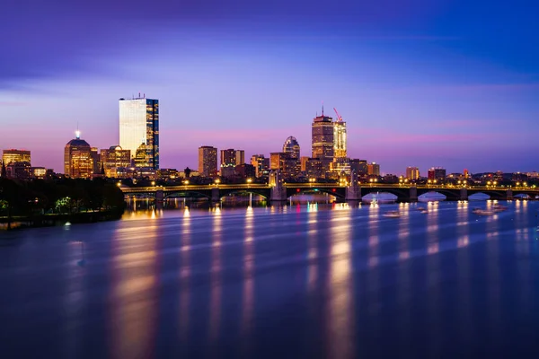 桥在波士顿城市和波士顿城市天际线 波士顿马萨诸塞州 Usa — 图库照片
