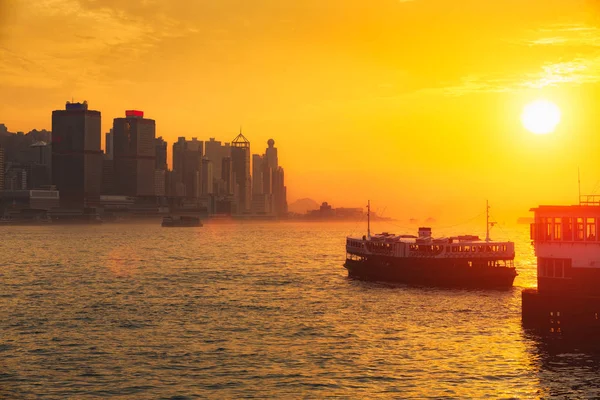 Günbatımında Hong Kong, Viktorya Limanı 'nda yıldız feribot yolcuları.