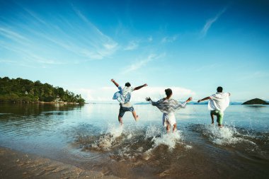 Asya aile günbatımı plaj ve deniz arka plan üzerinde çalışan