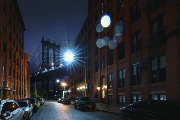 Бруклинский Мост Виден Узкой Аллеи Окруженной Двумя Кирпичными Зданиями Сумерках — стоковое фото