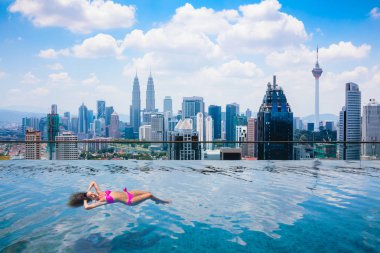 Çatıda yüzme havuzu güzel şehir manzaralı kuala lumpur malezya