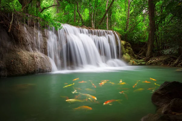 Der Huai Mae Khamin Wasserfall Ist Einer Der Beliebtesten Orte — Stockfoto