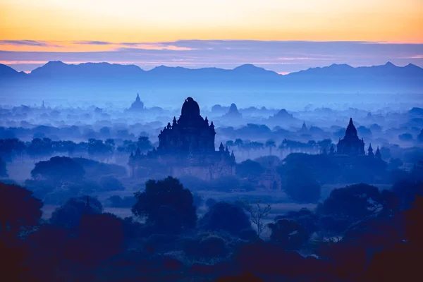 Uma Névoa Envolve Estupas Budistas Planície Bagan Mianmar Enquanto Sol — Fotografia de Stock