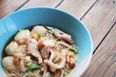 Domuz eti ile baharatlı pirinç erişte