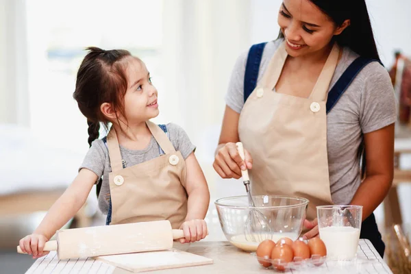 Madre e hija cocinando — Foto de Stock