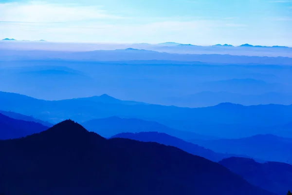 Ορεινή Περιοχή Ορατές Σιλουέτες Μέσα Από Την Πρωινή Γαλάζια Ομίχλη — Φωτογραφία Αρχείου