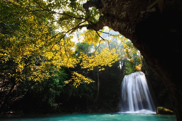 カンチャナブリ タイで深い森林の滝 — ストック写真