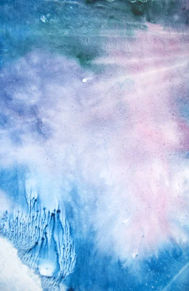 Des éclaboussures de texture aquarelle. Blob abstrait original, papier, pierre, glace, espace, galaxie, taches bleu clair cosmique — Photo