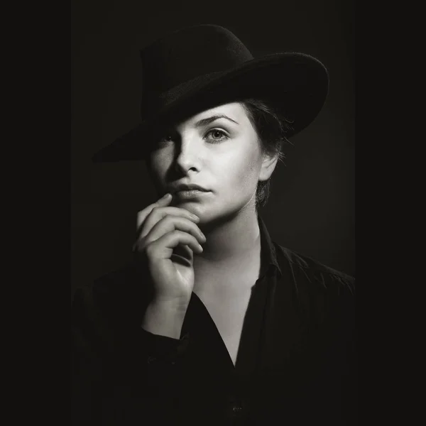 帽子の黒と白の肖像画の女の子 — ストック写真