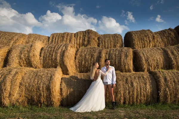 Novio novia stand hayloft feliz y emocionado juntos —  Fotos de Stock