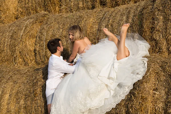 La novia está acostada en el heno —  Fotos de Stock