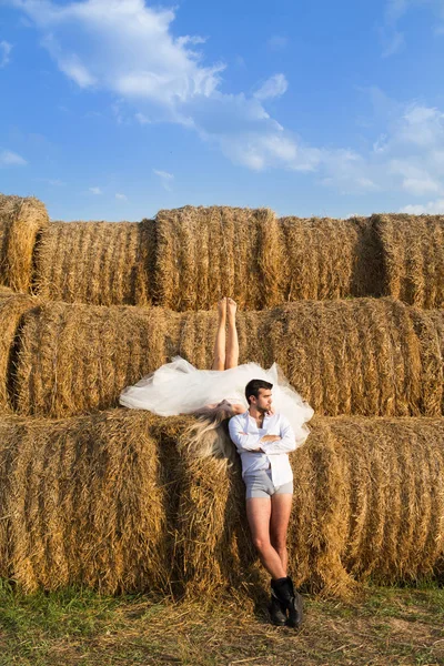 新郎新娘在干草堆里 免版税图库图片