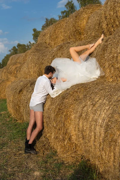 Die Braut liegt auf dem Heu — Stockfoto