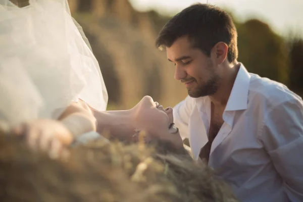 birbirlerine bakarak çift gelin ve damat