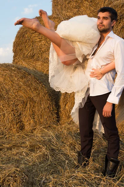 Le marié tient la mariée sur son épaule et attend avec impatience — Photo