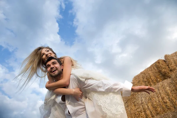 Sposo e sposa sullo sfondo del cielo sensazione di volo — Foto Stock