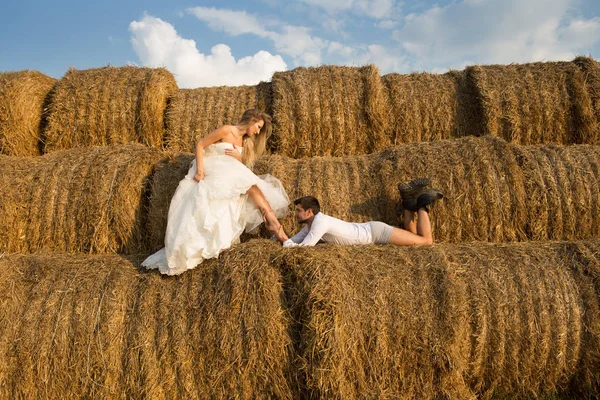 Gelin nazik ayak ile damat kucaklayan ve ona doğru eğilir