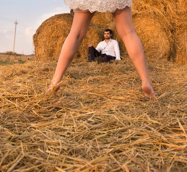 Он ее на сеновале. Сеновал в поле. Ночь на сеновале. Влюбленная пара на сеновале. Любовь на сеновале.