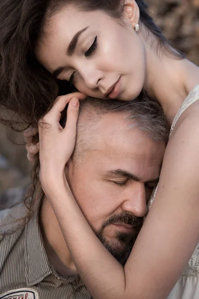 Hija abraza padre por cabeza están relajados y tranquilos —  Fotos de Stock
