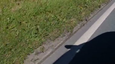 Hızlı hareketli araba gölge çim ve yol kenarına tarafından atış
