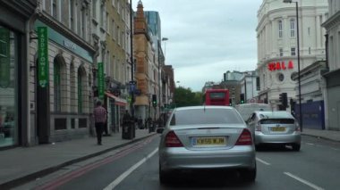 Londra, İngiltere, Birleşik Krallık - Nisan, 2017: Araba açık pencere görüntülemek Pentonville yolda Scala club sürüş
