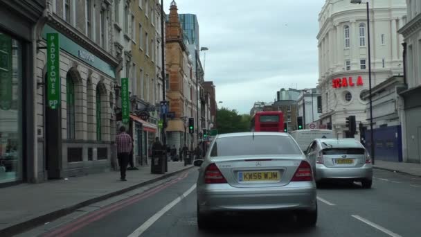 ロンドン イングランド イギリス 2017 車は前面窓表示過去のスカラー座クラブ Pentonville 道に沿って運転するとき — ストック動画